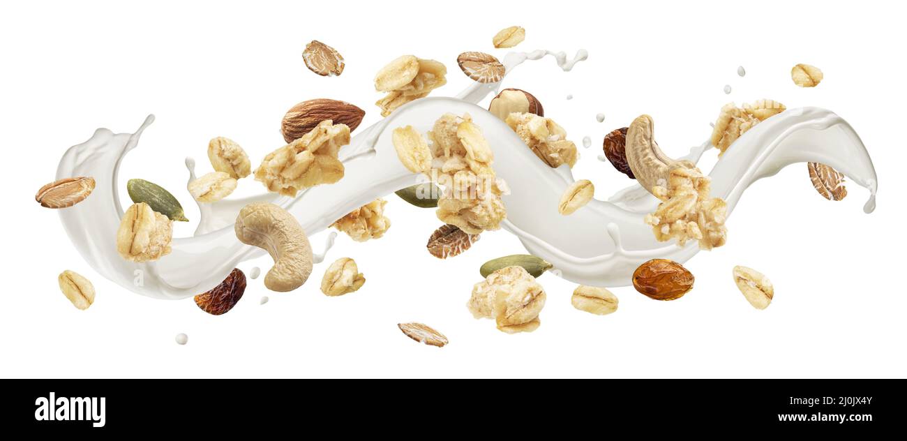 Granola con spruzzi di latte isolato su sfondo bianco Foto Stock