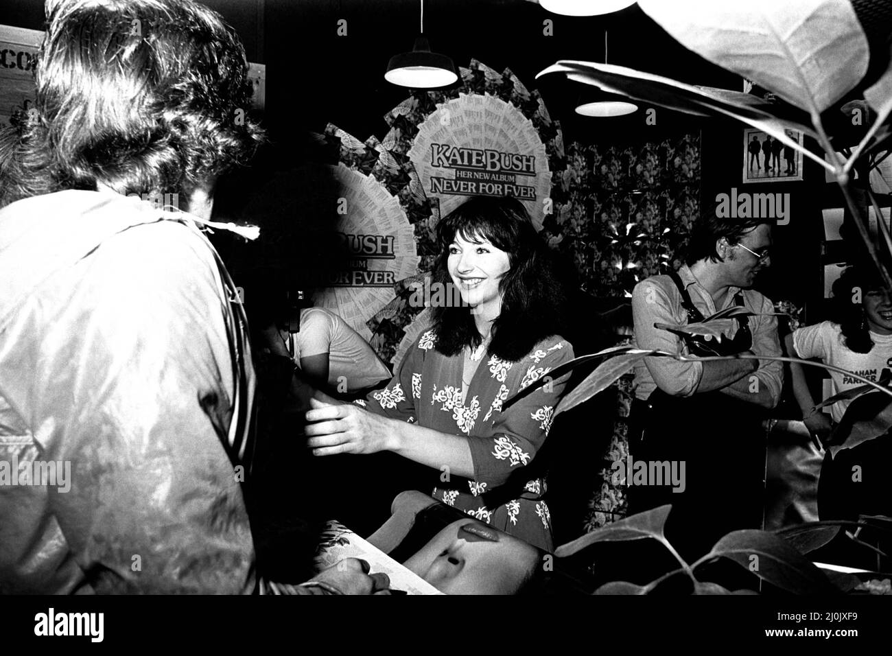 Il cantante Kate Bush alla Virgin Records di Eldon Square, Newcastle firma autografi il 10th settembre 1980 Foto Stock