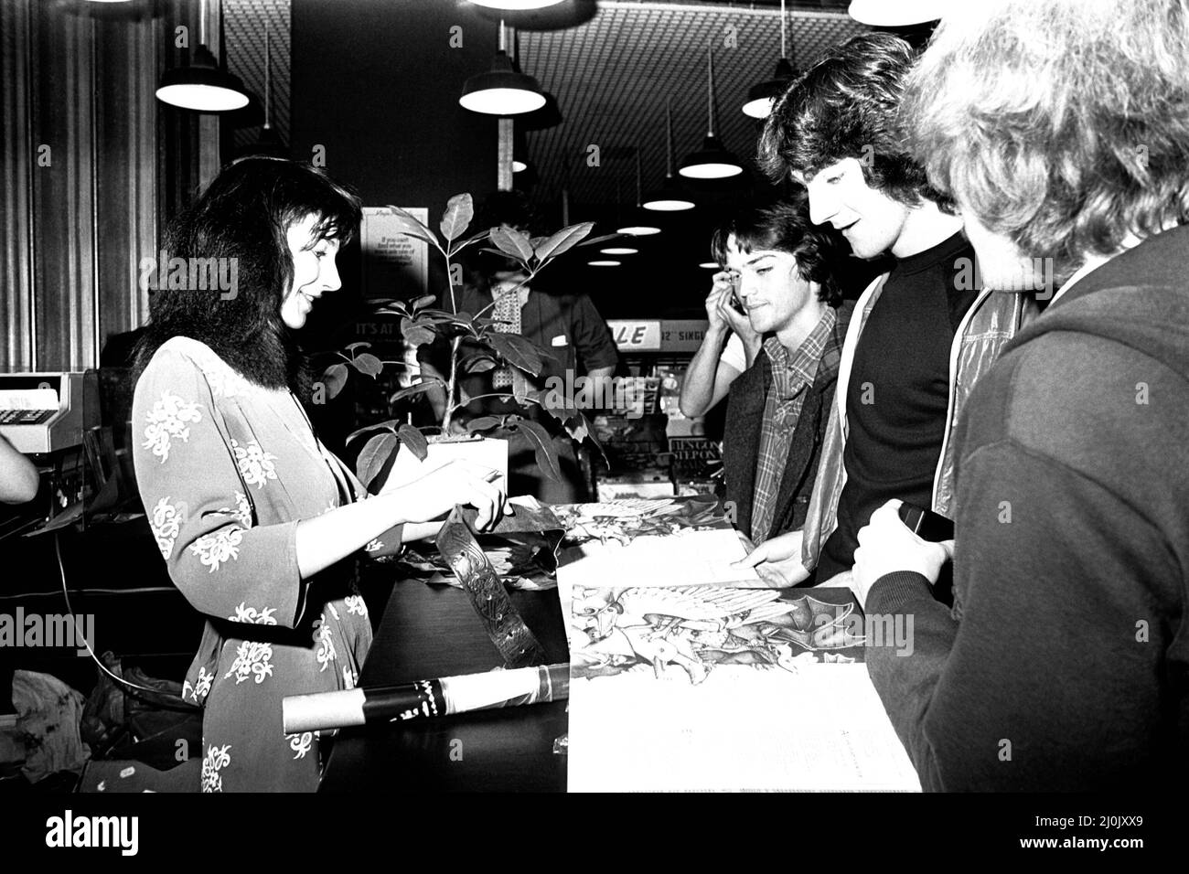 Il cantante Kate Bush alla Virgin Records di Eldon Square, Newcastle firma autografi il 10th settembre 1980 Foto Stock