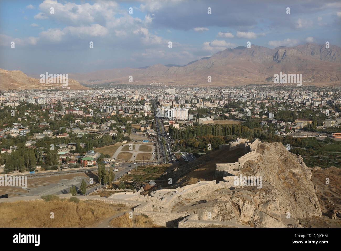 Città di Van panorama dal Castello di Van in Anatolia orientale, Turchia. La città di Van ha una lunga storia come importante area urbana. Foto Stock