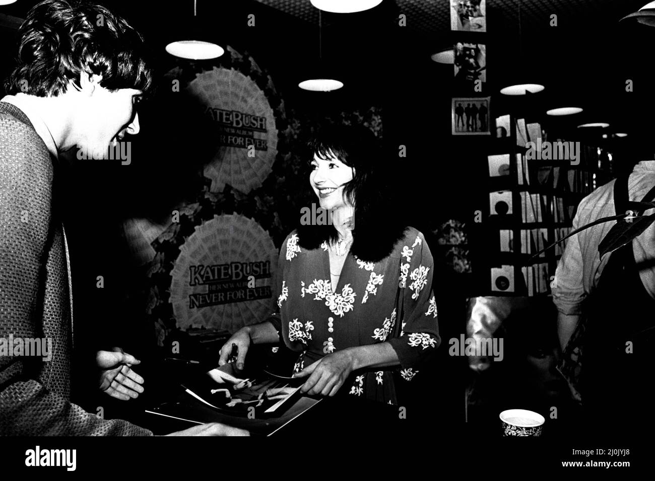 Il cantante Kate Bush alla Virgin Records di Eldon Square, Newcastle firma autografi il 10th settembre 1980 Foto Stock