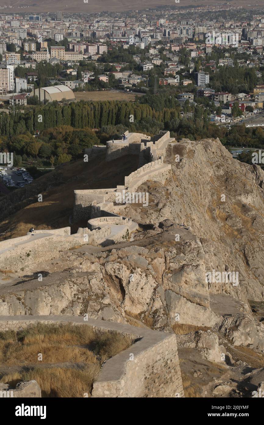 Città di Van vista dal castello di Van in Anatolia orientale, Turchia. La città di Van ha una lunga storia come importante area urbana. Foto Stock