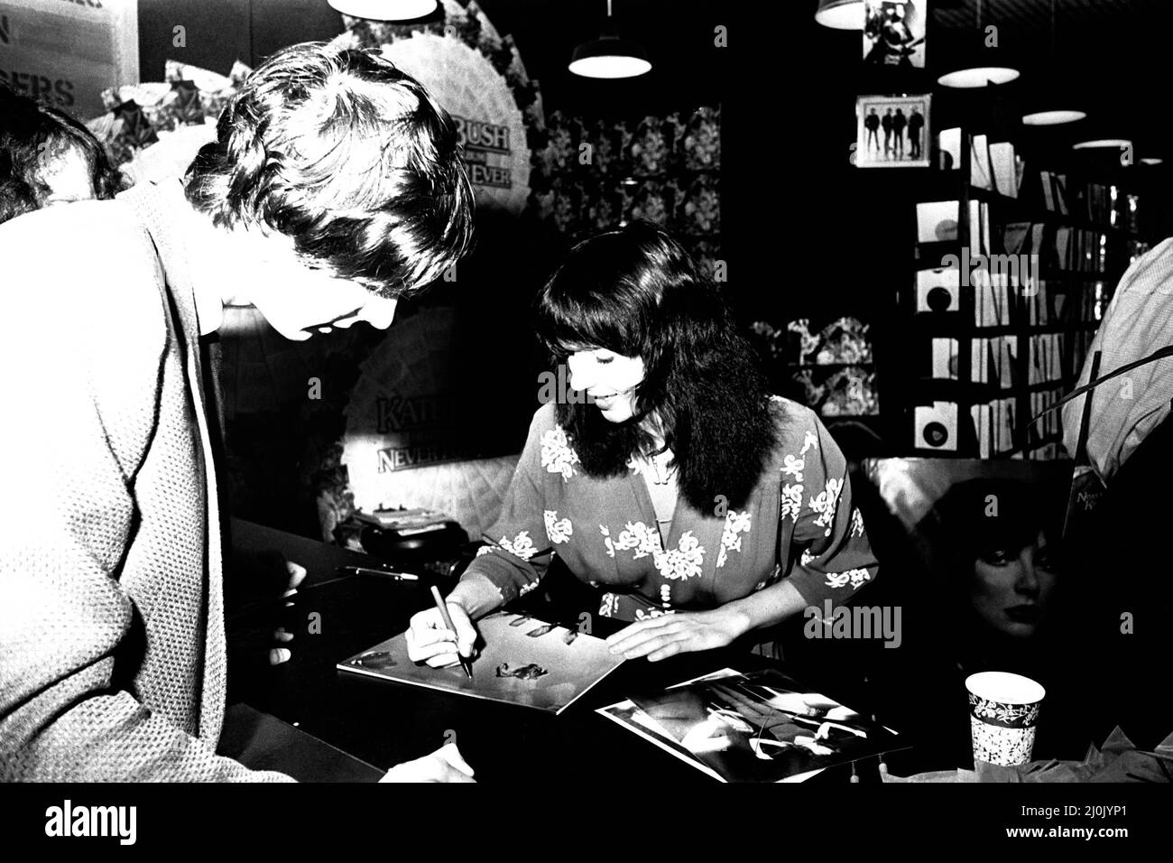 Il cantante Kate Bush alla Virgin Records di Eldon Square, Newcastle firma autografi il 10th settembre 1980 Foto Stock