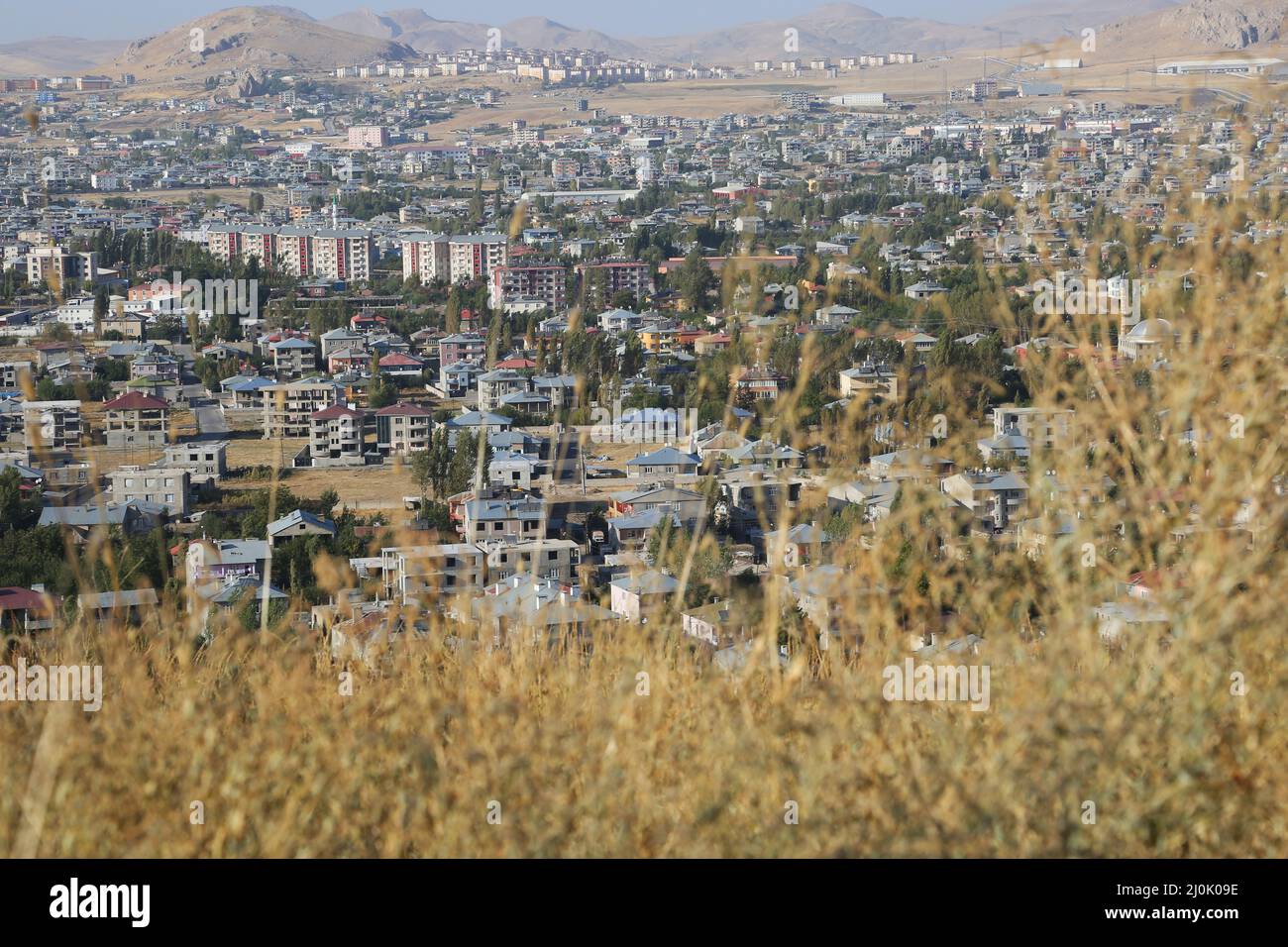 Città di Van vista dal castello di Van in Anatolia orientale, Turchia. La città di Van ha una lunga storia come importante area urbana. Foto Stock
