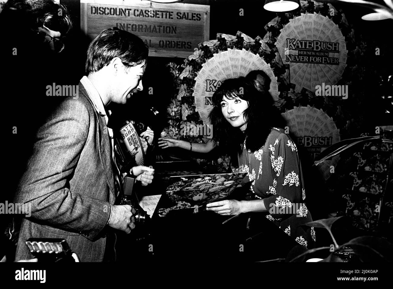 Il cantante Kate Bush alla Virgin Records di Eldon Square, Newcastle firma autografi il 10th settembre 1980 Foto Stock