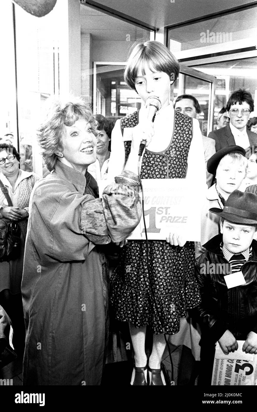 L'impressionista Janet Brown si è recato a North Shields il 1st settembre 1982 aprendo un nuovissimo negozio Co-op e come parte della giornata si è aperto un concorso per mimare in erba. Janet intervista il vincitore Janette Dargue Foto Stock