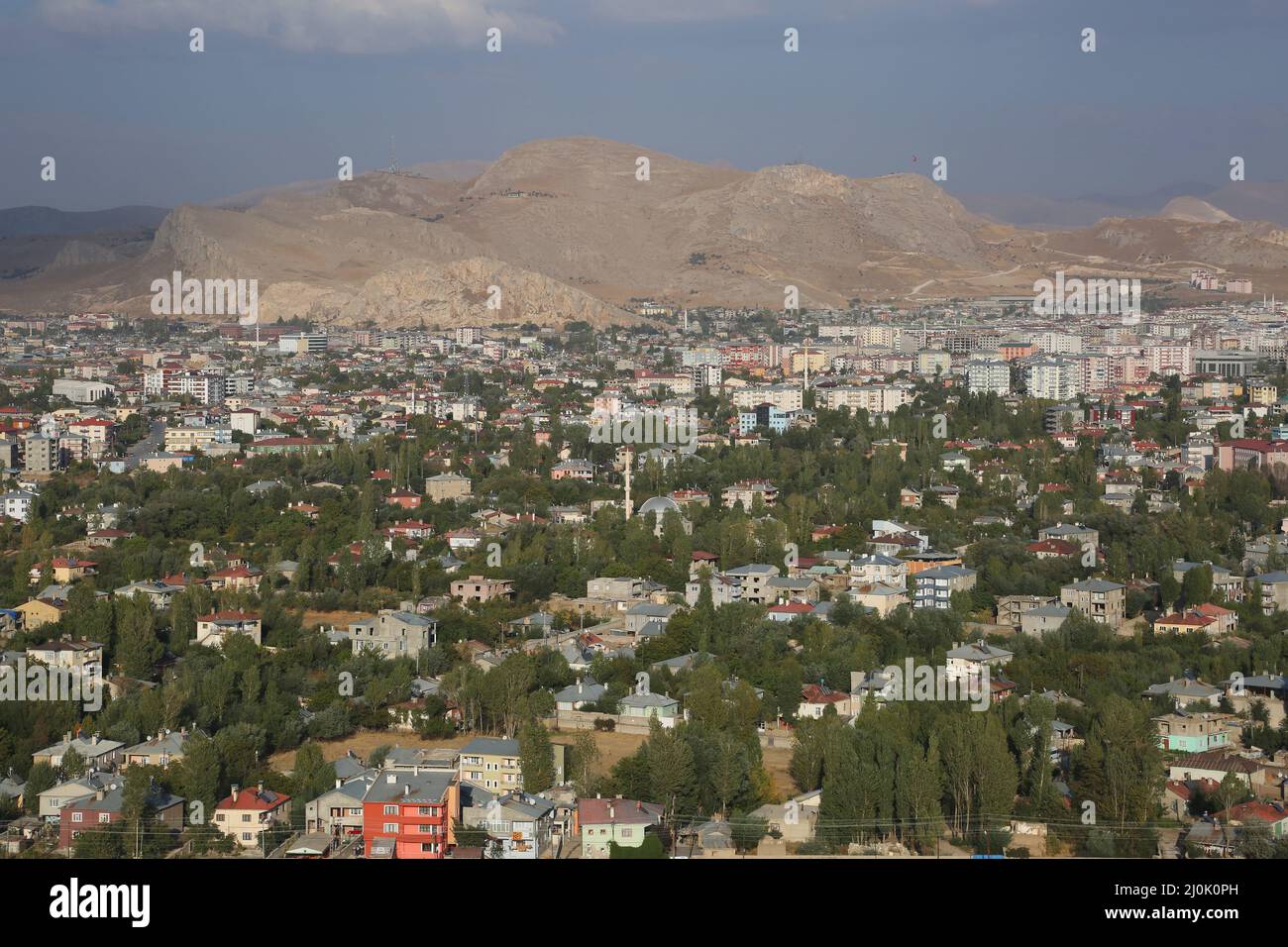 Città di Van vista dal castello di Van in Anatolia orientale, Turchia. La città di Van ha una lunga storia come importante area urbana. Foto Stock