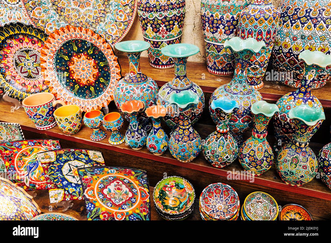 Negozio di souvenir al Dubai Grand Souk. Il bazar tradizionale di stile arabo al Vecchio Souq di Dubai, Emirati Arabi Uniti. Foto Stock