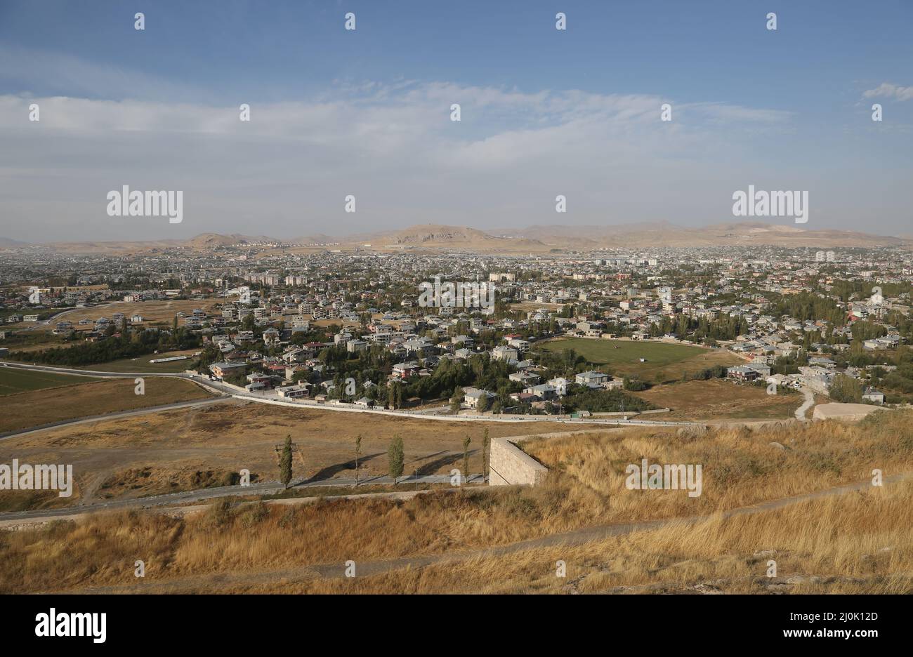 Città di Van vista dal castello di Van in Anatolia orientale, Turchia. La città di Van ha una lunga storia come importante area urbana. Foto Stock