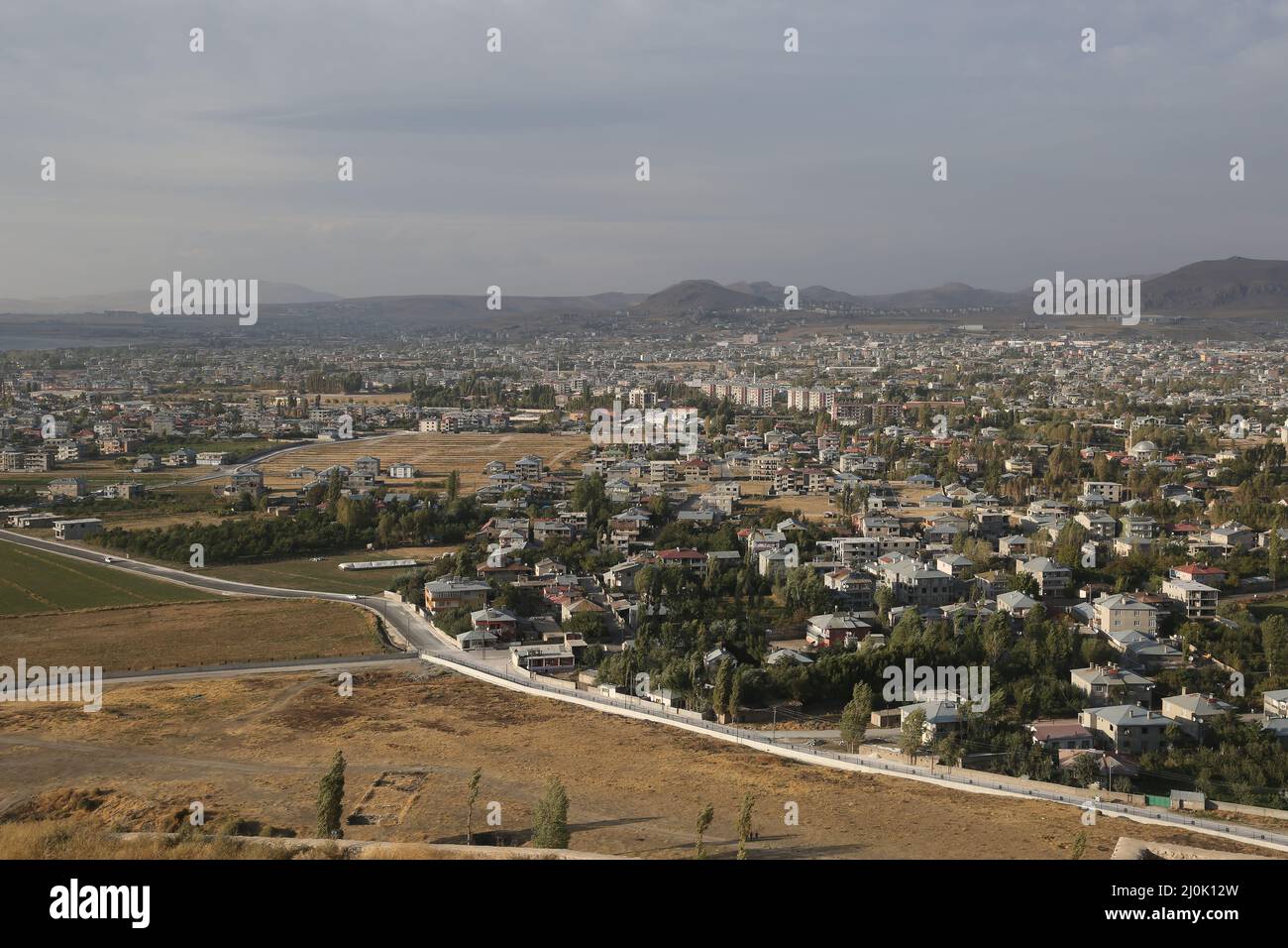 Città di Van vista dal castello di Van in Anatolia orientale, Turchia. La città di Van ha una lunga storia come importante area urbana. Foto Stock