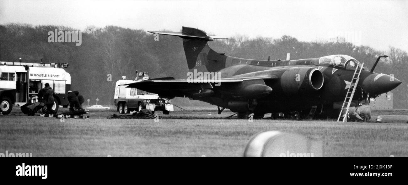 Un RAF Hawker Siddeley Buccaneer, ex Blackburn Buccaneer, velivolo di basso livello. L'aereo ha fatto un atterraggio sicuro di emergenza all'aeroporto di Newcastle dopo aver volato 30 miglia su un solo motore, ma ha sorpassato la pista e si è impantanato a soli 400 piedi da una strada principale. I vigili del fuoco dell'aeroporto sono stati coinvolti in un'operazione di tutto il giorno con attrezzi di sollevamento e traino, per ottenere il Buccaneer, da RAF Honnington, Suffolk, libero e su terreno duro. In seguito, è stato spostato in una staffa di sollevamento per l'ispezione dei danni al sottocarro. L'equipaggio di due erano senza ferite nell'incidente che è stato causato da un uccello st Foto Stock