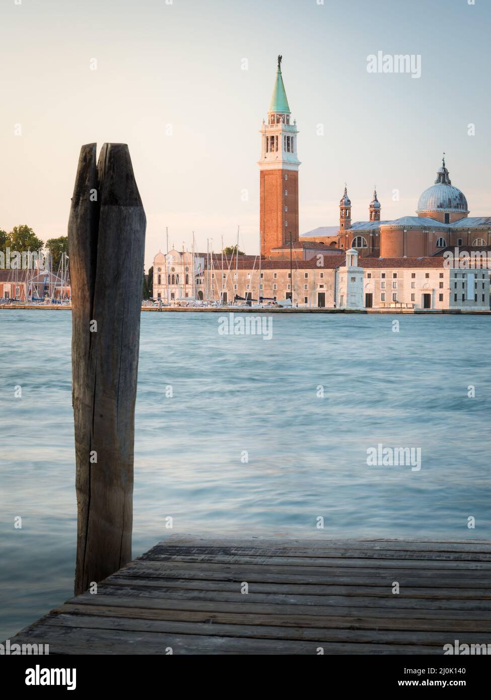 Laguna di Venezia, molo andisola con chiesa di san giorgio maggiore Foto Stock