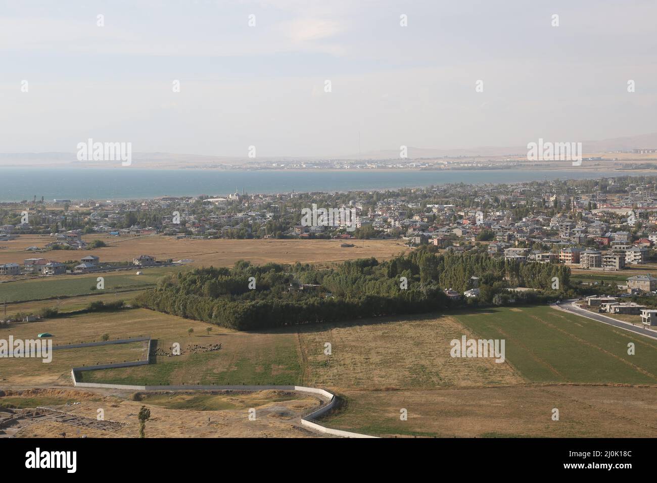 Città di Van view e Van Lake dal Castello di Van in Anatolia orientale, Turchia. La città di Van ha una lunga storia come importante area urbana. Foto Stock