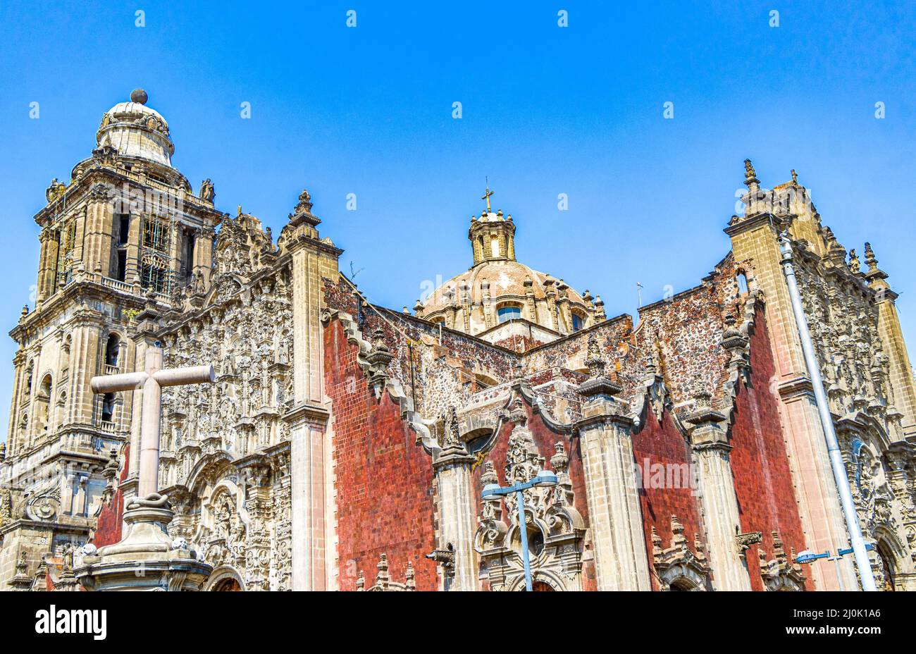 Cattedrale di Città del Messico capolavoro architettonico cielo blu Messico . Foto Stock
