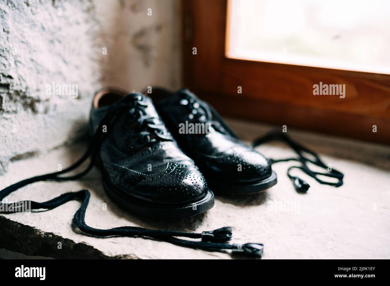 Scarpe da ginnastica Black Scottish con lacci lunghi in pelle di coniglio - ghillie brogues. Foto Stock