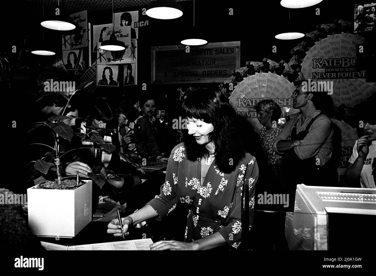 Il cantante Kate Bush alla Virgin Records di Eldon Square, Newcastle firma autografi il 10th settembre 1980 Foto Stock