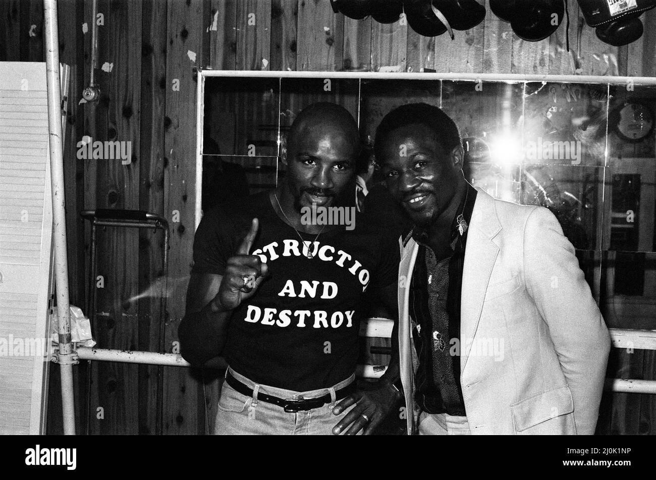 Il pugile americano Marvin Hagler a Londra sfida il campione di pesi medi WBC e WBA Alan Minter.Hagler ha debellato il campione Minter nel terzo round di TKO per diventare nuovo campione del mondo. (Foto) Marvin Hagler (a sinistra) con il campione del mondo britannico del peso medio leggero Maurice Hope. 24th settembre 1980 Foto Stock