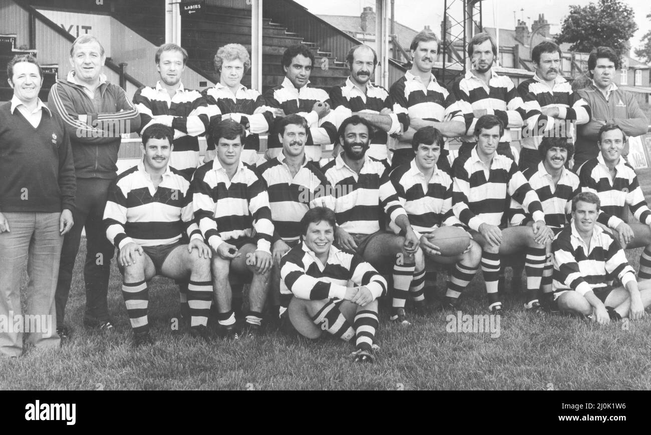 Foto di squadra- Coventry RFC - giocatori e funzionari - Ronda posteriore: L - r: George Cole, Jim Broderick, Chris ison, John Eaton, Bernie Clarke, Thumper Dingley, Tony Gulliver, Rob Fardoe, Graham Robbins, Jim Robinson. Prima fila: Steve Wilkes, Huw Davies, Steve Brain, Mal Malik, Dave Foulks (capt.), Peter Rossborough, Steve Thomas, Simon Maisey. Seduta: Roy Freemantle, Tim Buttimore.4th Settembre 1981 Foto Stock
