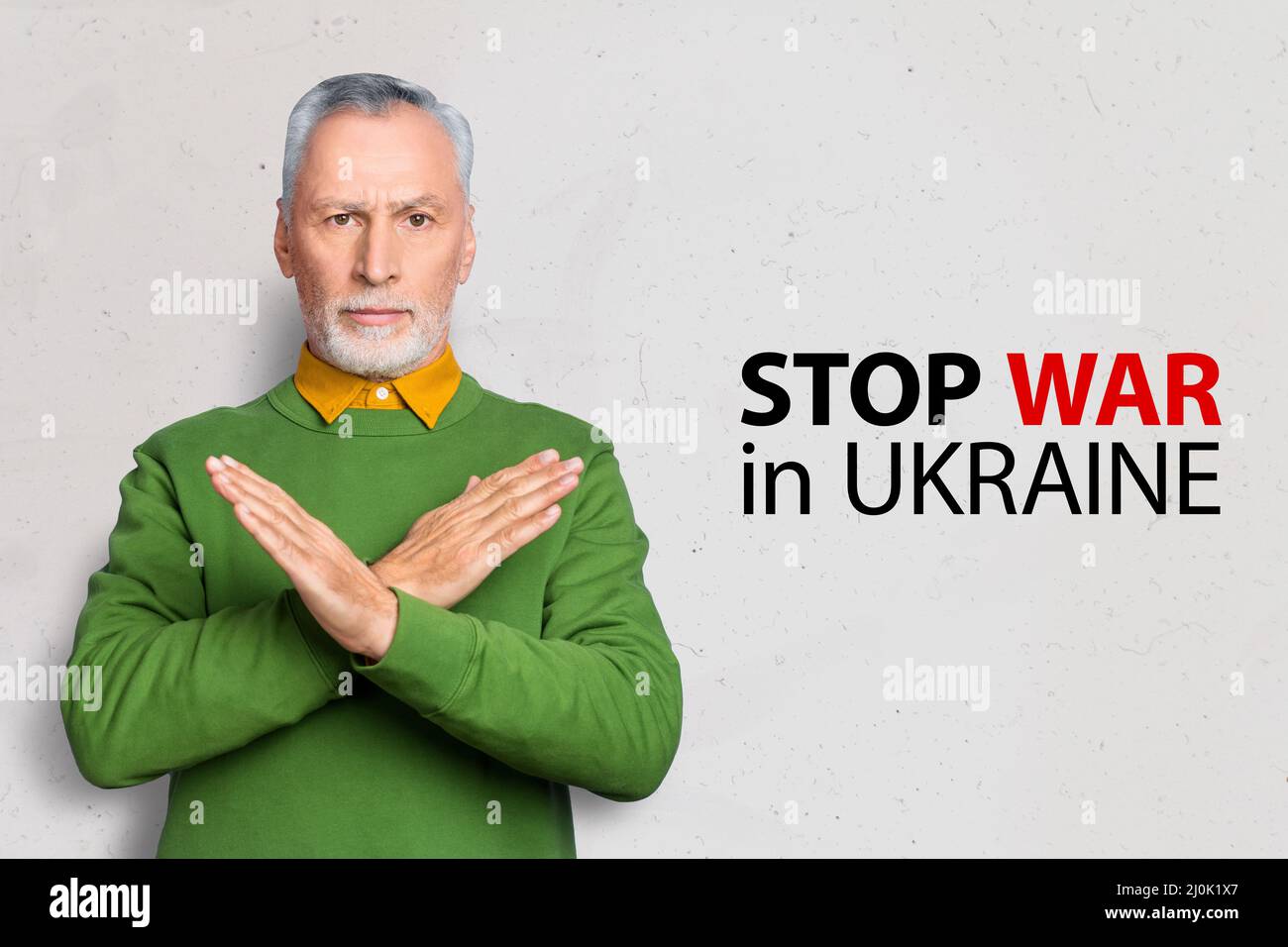 L'uomo pensionato degli stati uniti sta protestando sostiene l'ucraina domanda chiudi il concetto di cielo isolato sfondo Foto Stock