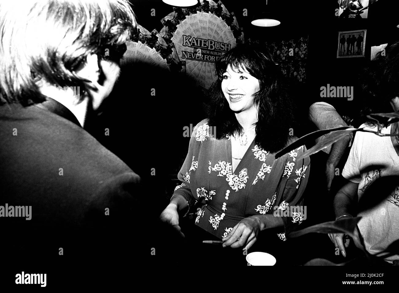 Il cantante Kate Bush alla Virgin Records di Eldon Square, Newcastle firma autografi il 10th settembre 1980 Foto Stock