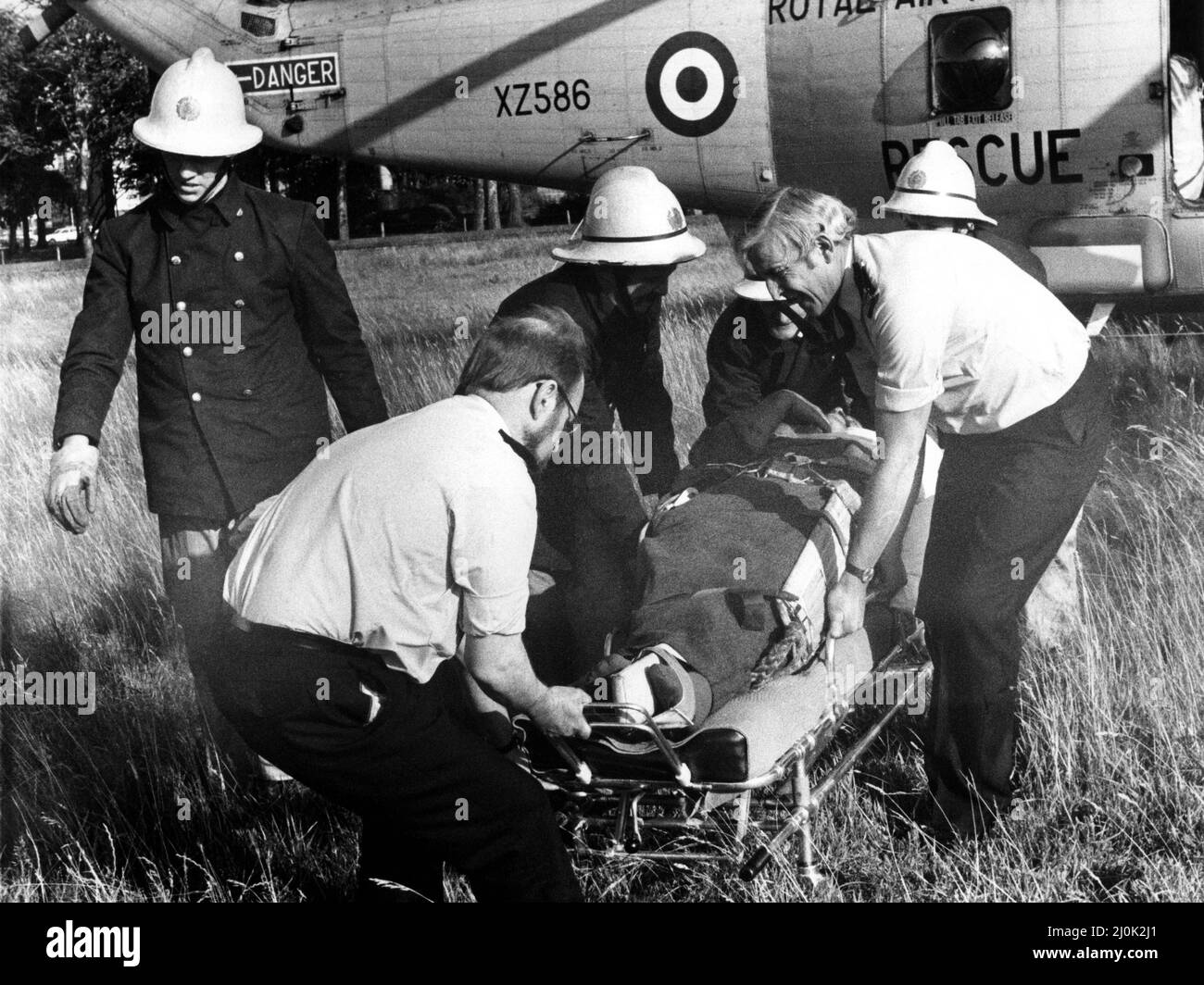 Un elicottero di ricerca e salvataggio RAF Sea King da RAF Boulmer arrivò a Newcastle con Peter Lloyd, 34, di Seacrest Road, Newbiggin. Il Lloyd aveva fatto un tuffo nel 30ft da una scogliera di Cresswell e fu portato alla Royal Victoria Infirmary, dove morì più tardi. 16/08/1982 Foto Stock