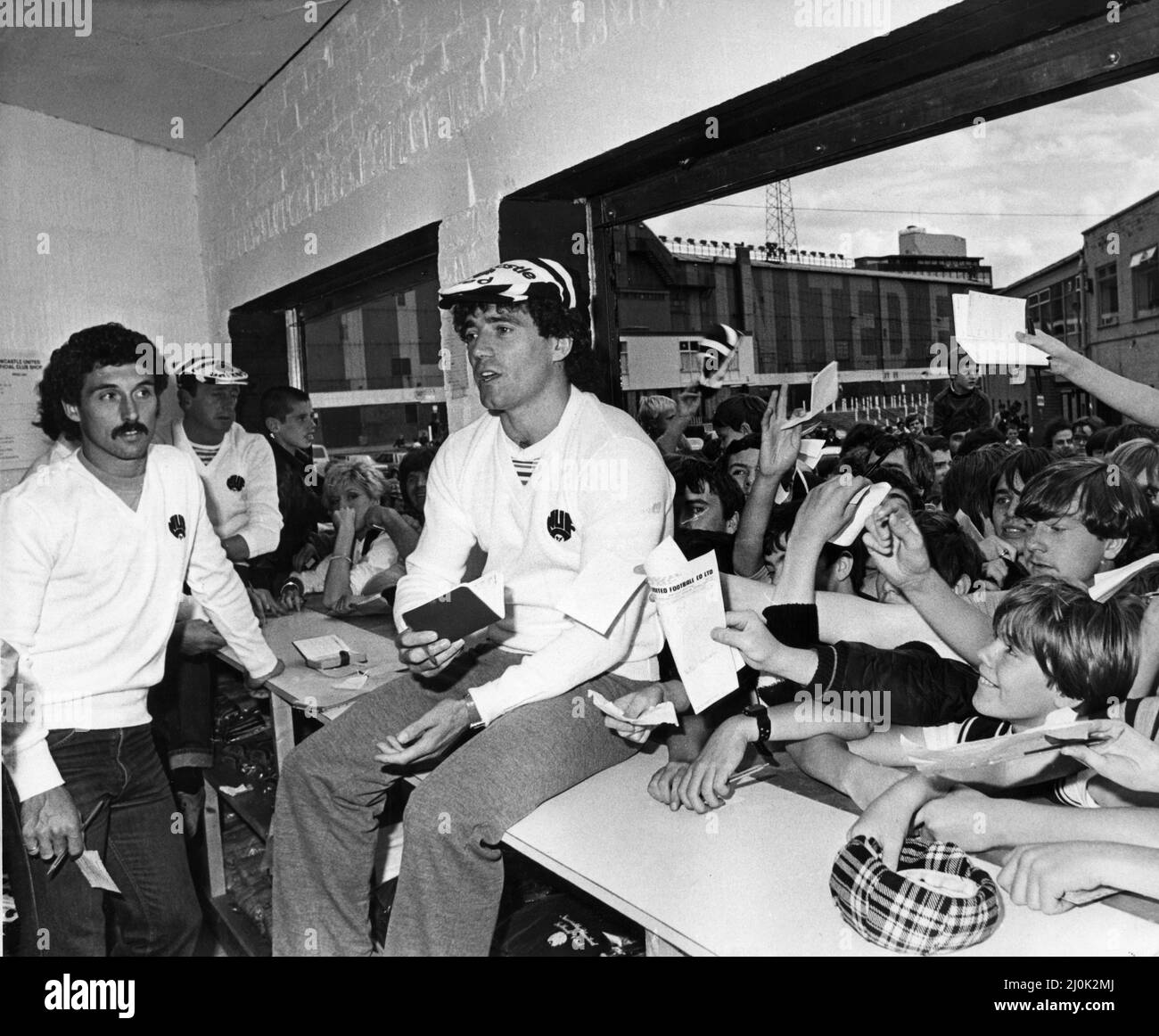 Il calciatore del Newcastle United Kevin Keegan è accolto dai tifosi di Newcastle, mentre apre il nuovo negozio di souvenir del club al St james Park, il giorno prima di fare il suo debutto per il club.27th agosto 1982. Foto Stock