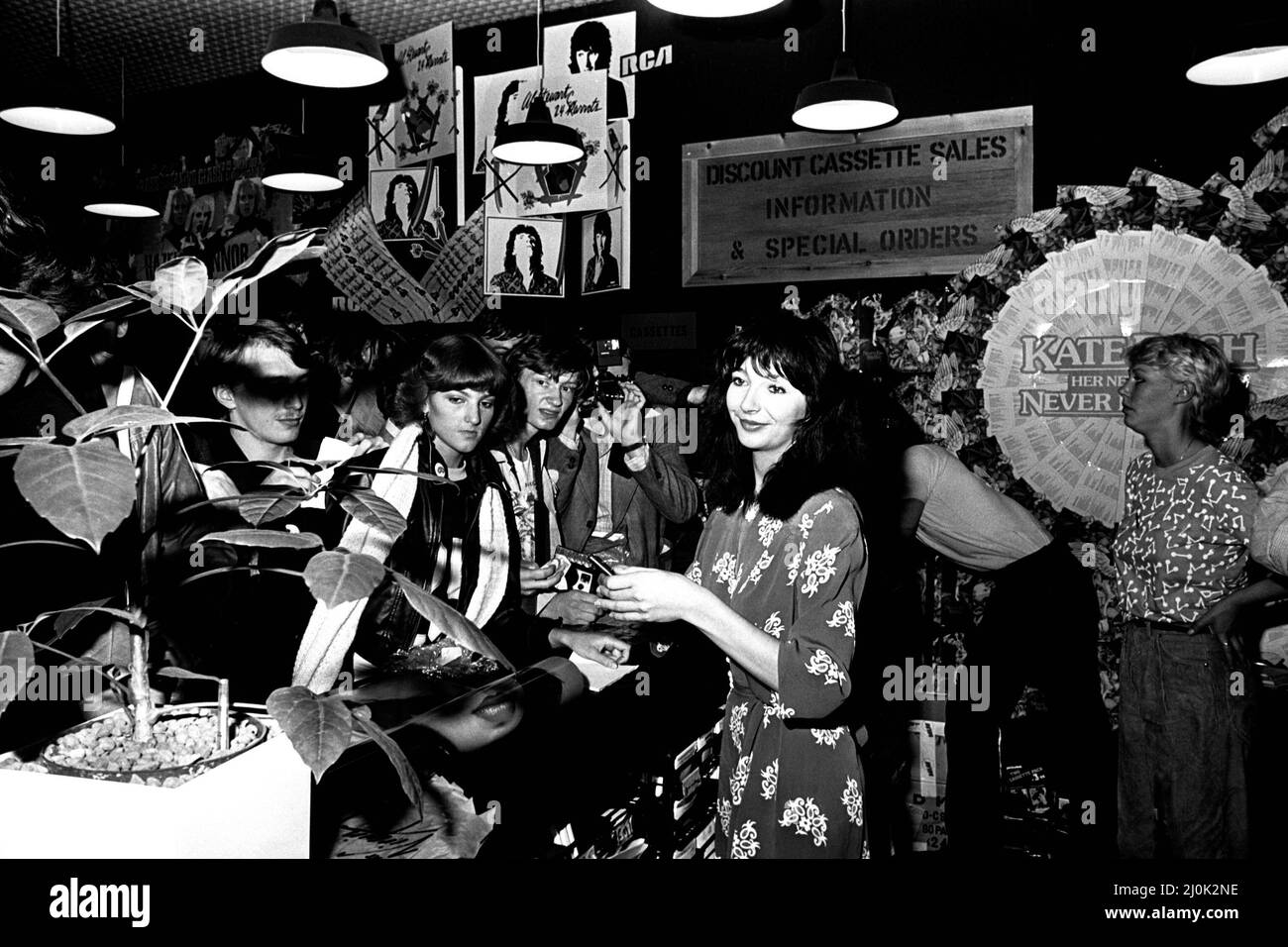 Il cantante Kate Bush alla Virgin Records di Eldon Square, Newcastle firma autografi il 10th settembre 1980 Foto Stock