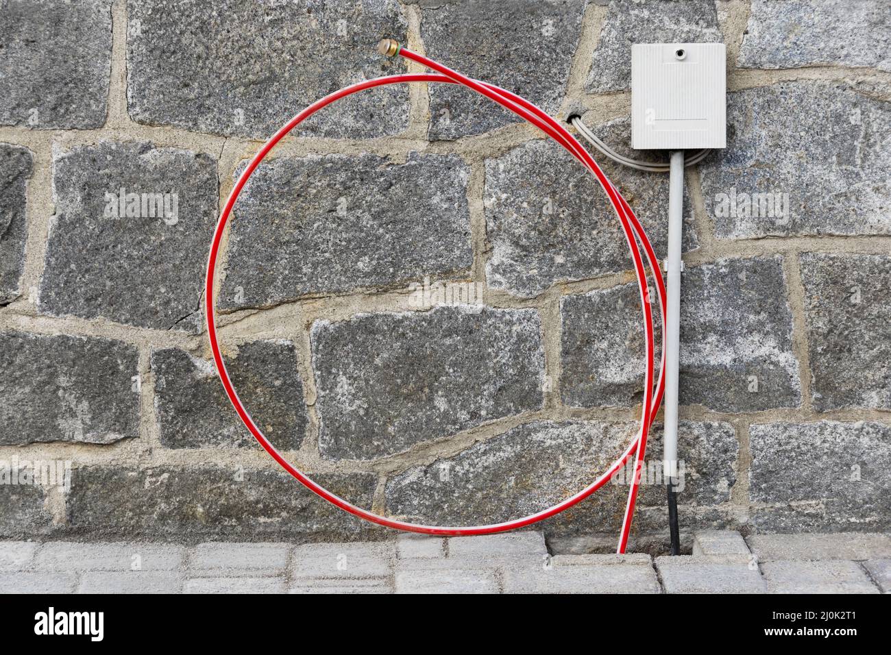 Prolunga a banda larga - cavo in fibra ottica di fronte alla parete della casa Foto Stock