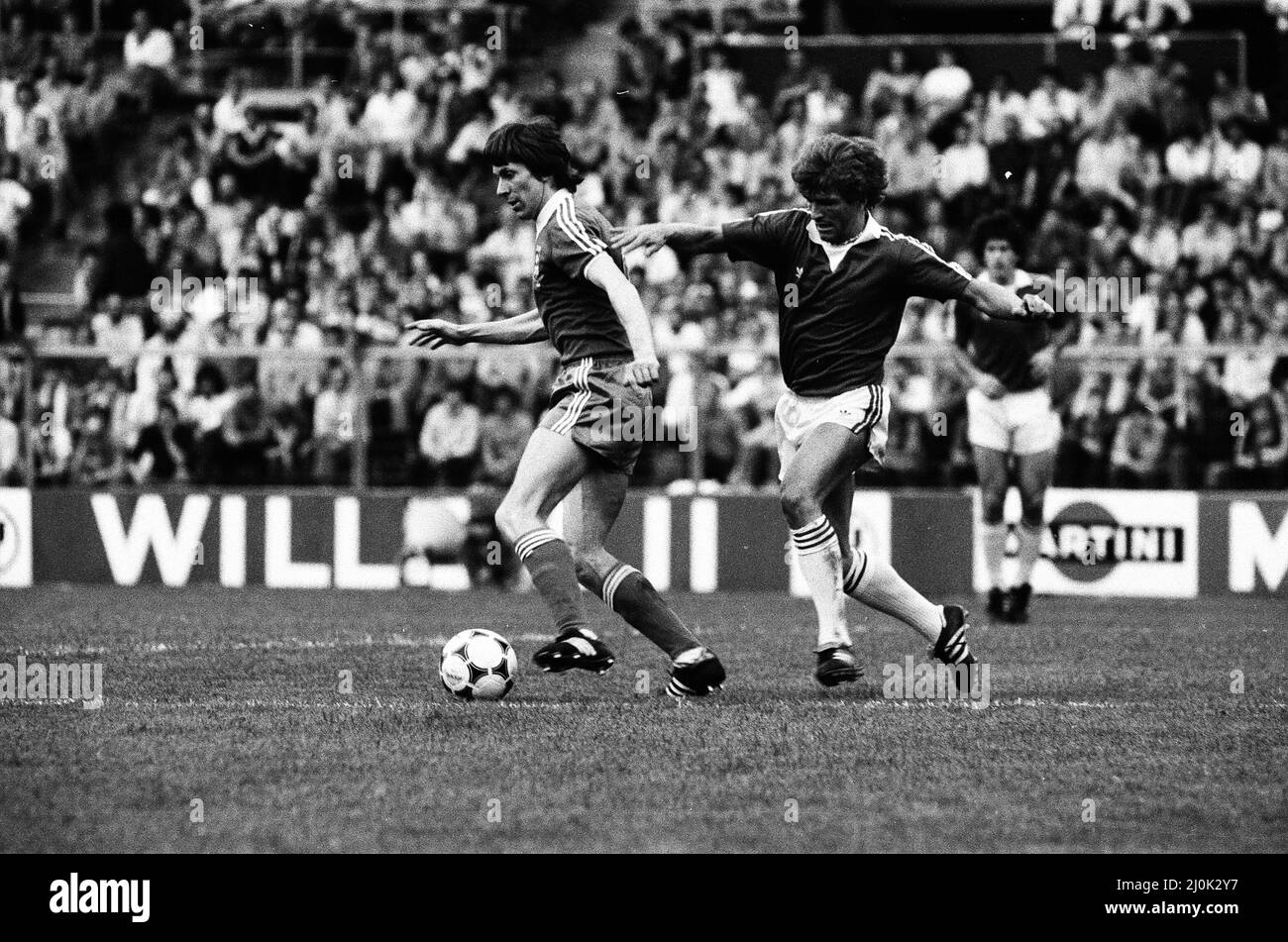 AZ Alkmaar / Ipswich Town in azione durante la partita a 2nd fasi della finale della Coppa UEFA allo Stadio Olimpico di Amsterdam, maggio 1981. Punteggio finale: AZ Alkmaar 4-2 Ipswich Città Ipswich Città con UEFA Cup 5-4 su aggregato. Foto Stock