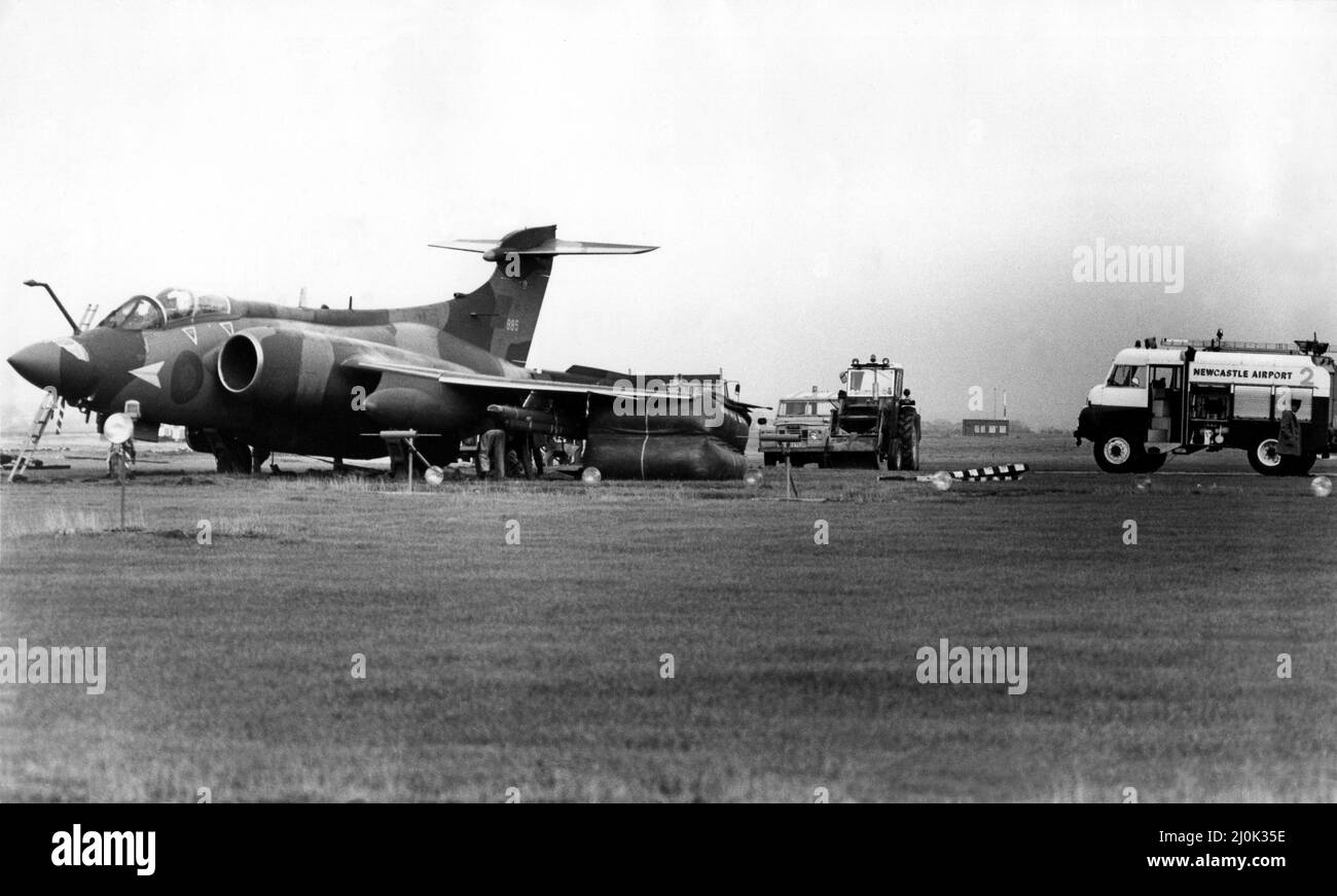 Un RAF Hawker Siddeley Buccaneer, ex Blackburn Buccaneer, velivolo di basso livello. L'aereo ha fatto un atterraggio sicuro di emergenza all'aeroporto di Newcastle dopo aver volato 30 miglia su un solo motore, ma ha sorpassato la pista e si è impantanato a soli 400 piedi da una strada principale. I vigili del fuoco dell'aeroporto sono stati coinvolti in un'operazione di tutto il giorno con attrezzi di sollevamento e traino, per ottenere il Buccaneer, da RAF Honnington, Suffolk, libero e su terreno duro. In seguito, è stato spostato in una staffa di sollevamento per l'ispezione dei danni al sottocarro. L'equipaggio di due erano senza ferite nell'incidente che è stato causato da un uccello s Foto Stock