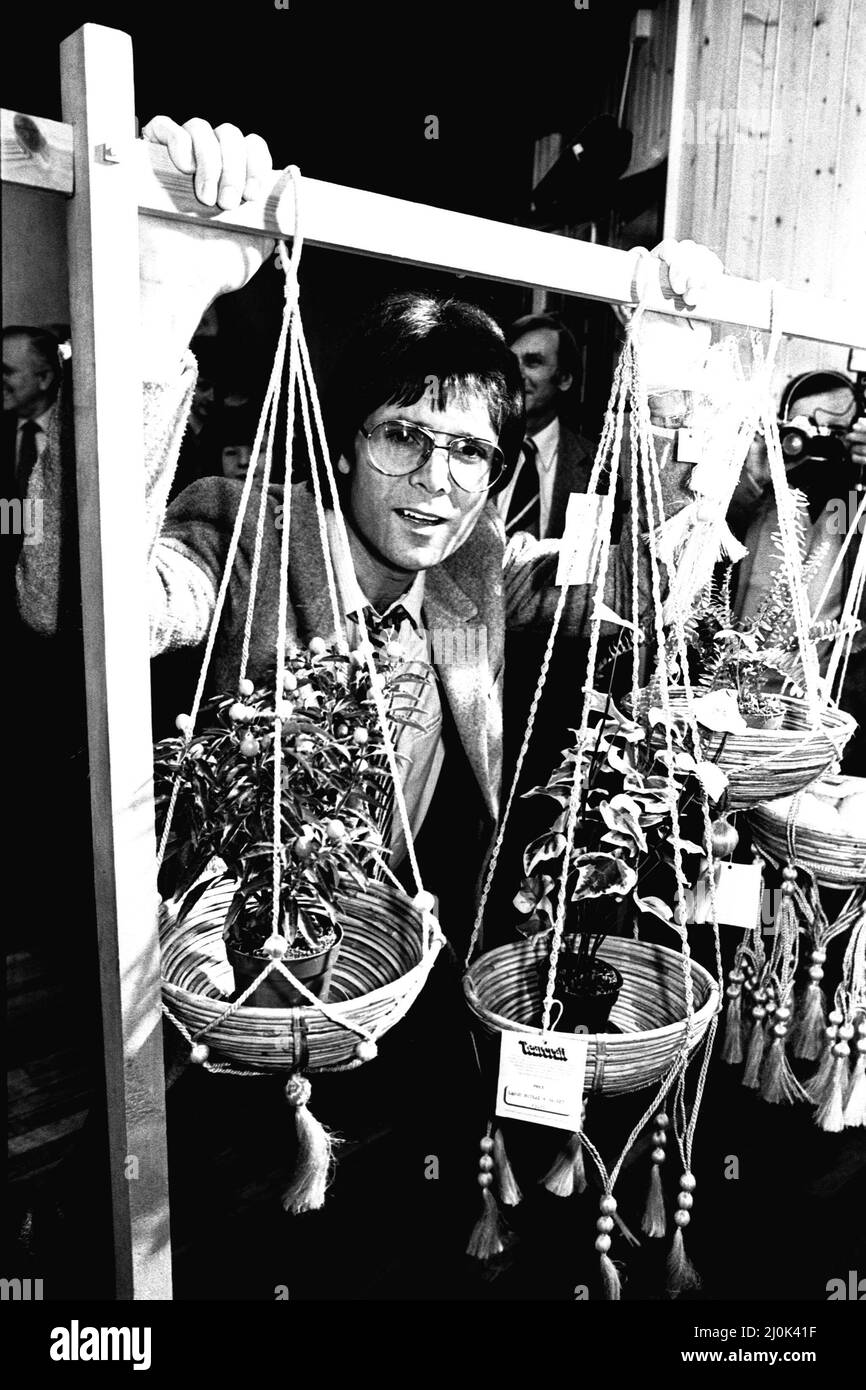 La pop star Cliff Richard è stata in visita a Newcastle il 4th febbraio 1981 per cantare le lodi di un'organizzazione di carità cristiana. Stava aprendo il negozio di Tearcraft in Piazza Carliol, che raccogliere fondi per il fondo lacrimale, l'agenzia internazionale di sviluppo e soccorso cristiano. Il cantante fa un concerto annuale per aiutare l'organizzazione. Foto Stock