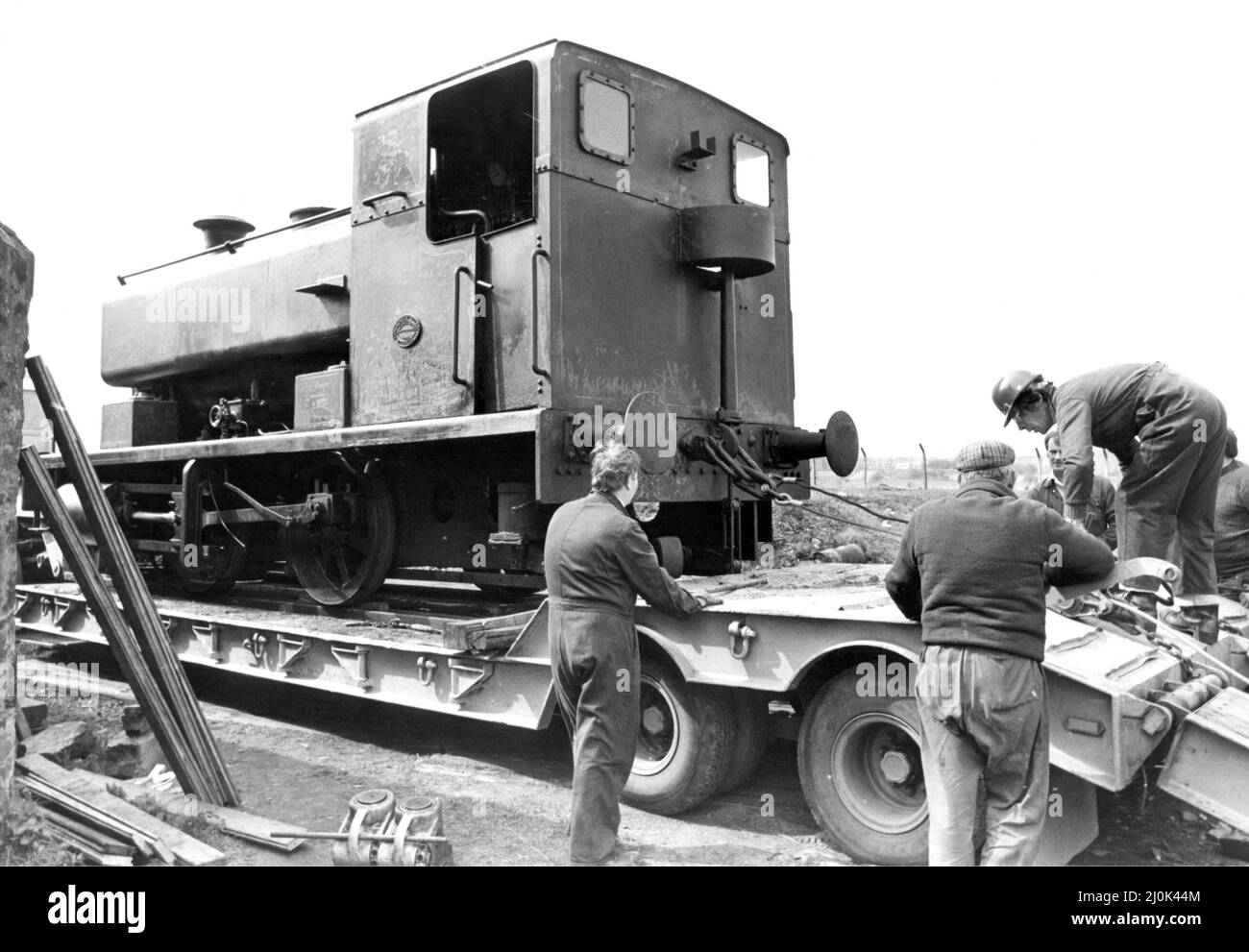 Questo piccolo motore a 040 serbatoi è arrivato per raddoppiare la potenza del vapore al deposito della Bowes Railway a Springlwell il 7th maggio 1981. Il motore, costruito da Andrew Barclay di Kilmarnock nel 1954, è l'aggiunta più recente a stock alla linea di collisioni preservata. I tecnici preparano il motore da posizionare sulle guide Foto Stock