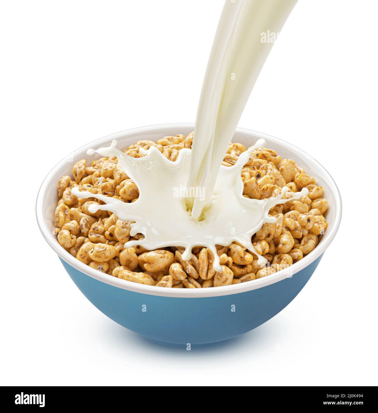 Grano soffiato con spruzzi di latte isolato su sfondo bianco Foto Stock