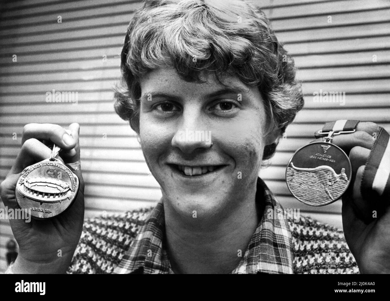 L'atleta Steve Cram Steve Cram mostra le sue medaglie d'oro vinte in gare di 1500 metri ai Campionati europei di atletica allo Stadio Olimpico di Atene, Grecia e ai Giochi del Commonwealth di Brisbane, Queensland, Australia 25 ottobre 1982 Foto Stock