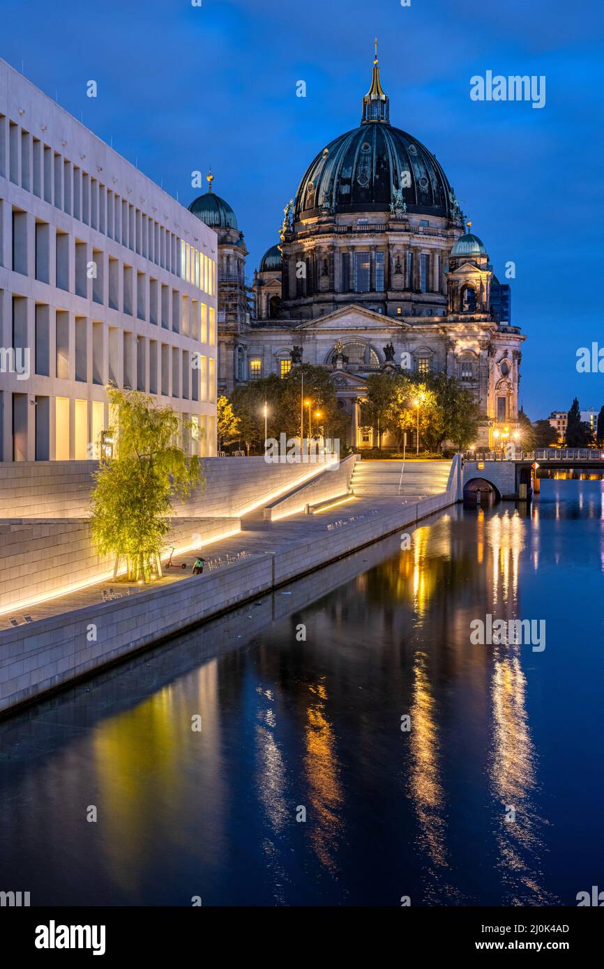 La Cattedrale di Berlino e il moderno retro del Palazzo della Città di notte Foto Stock