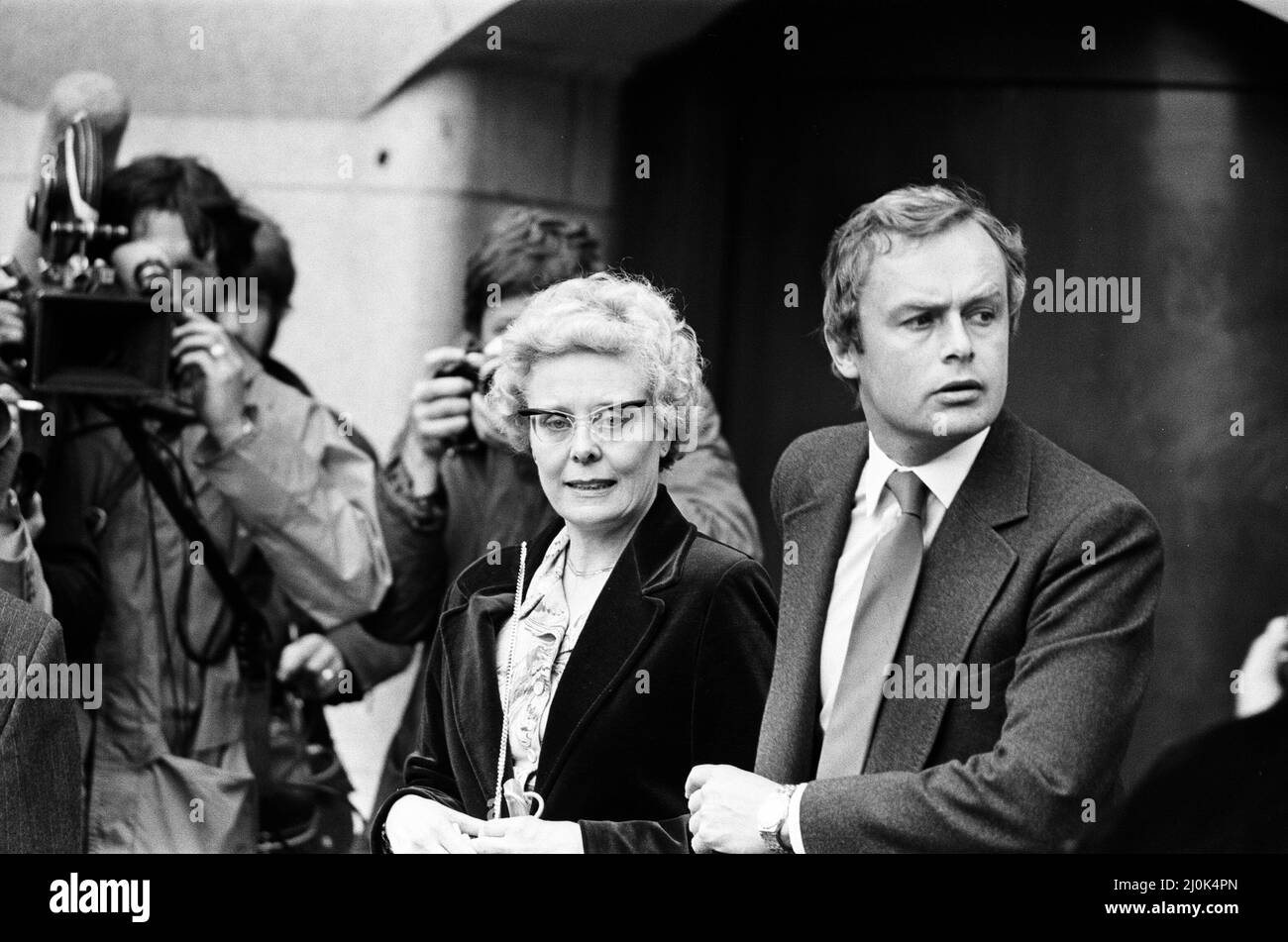 Scene fuori dal Bailey vecchio durante il processo di Peter Sutcliffe, lo Yorkshire Ripper. Beryl Leach, madre della vittima Barbara Leach. 22nd maggio 1981. Foto Stock