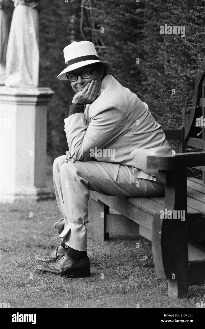 Eric Morecambe è in location al castello di Hever, dove sta realizzando un film comico. 18th agosto 1982. Foto Stock