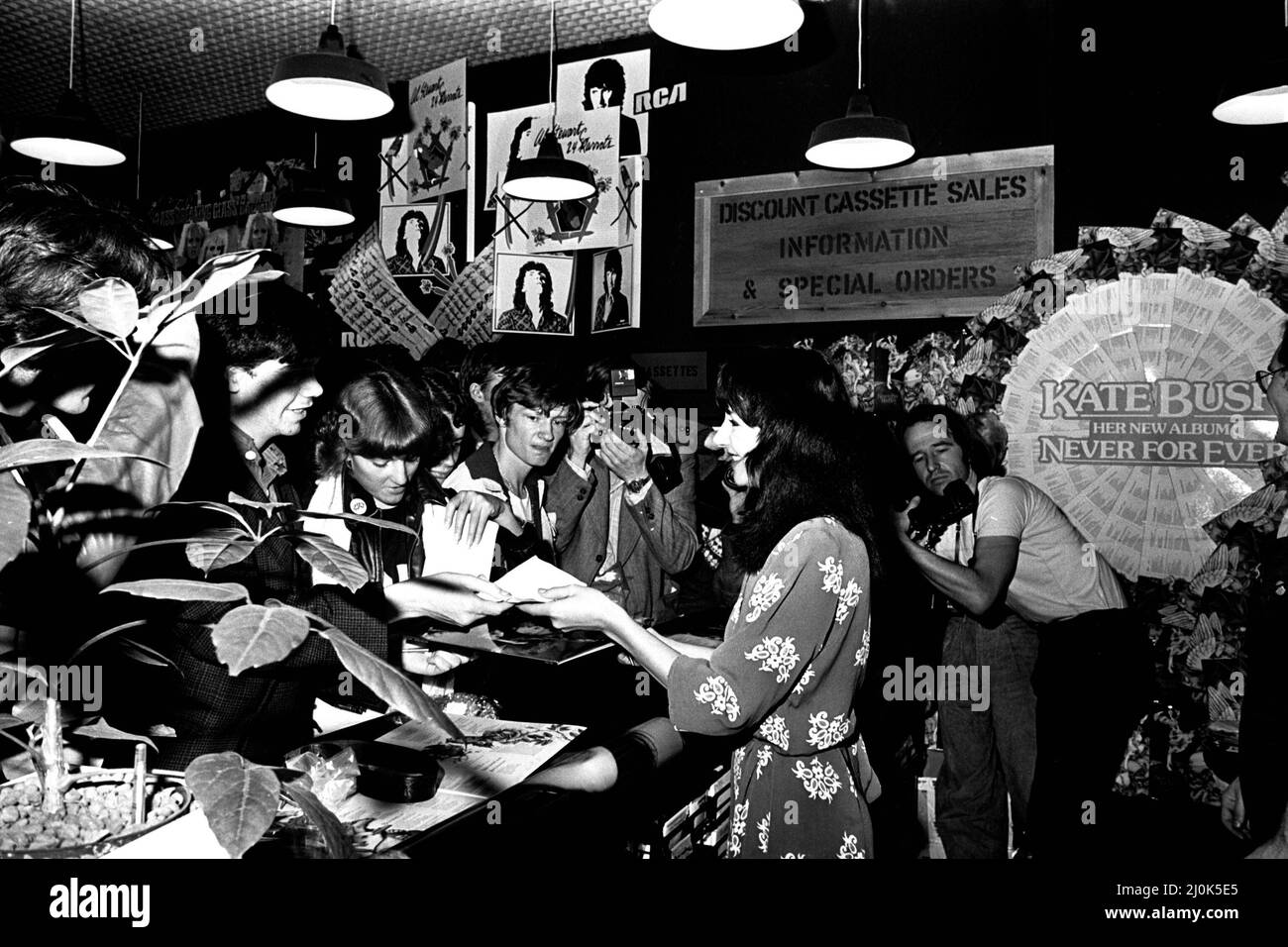 Il cantante Kate Bush alla Virgin Records di Eldon Square, Newcastle firma autografi il 10th settembre 1980 Foto Stock