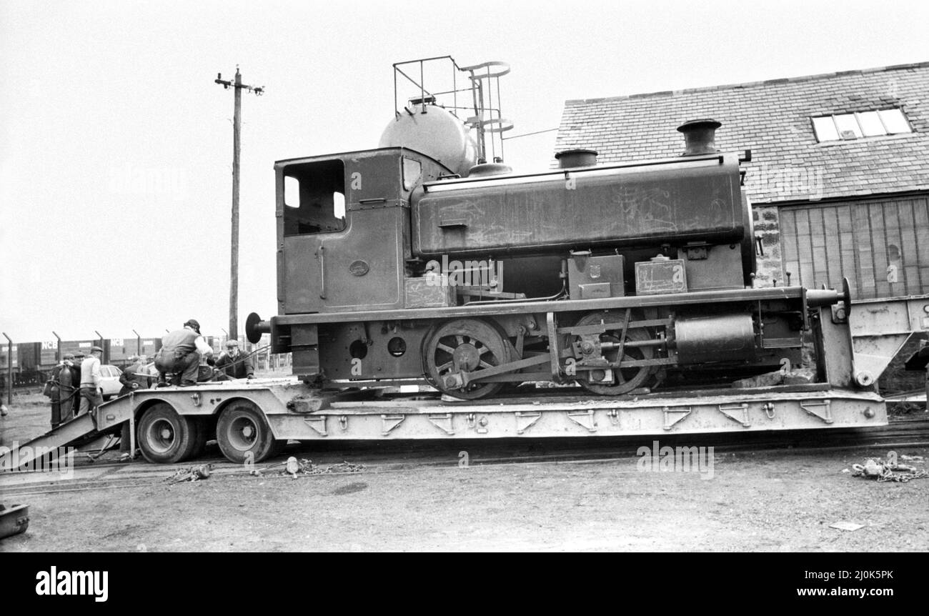Questo piccolo motore a 040 serbatoi è arrivato per raddoppiare la potenza del vapore al deposito della Bowes Railway a Springlwell il 7th maggio 1981. Il motore, costruito da Andrew Barclay di Kilmarnock nel 1954, è l'aggiunta più recente a stock alla linea di collisioni preservata. I tecnici preparano il motore da posizionare sulle guide Foto Stock