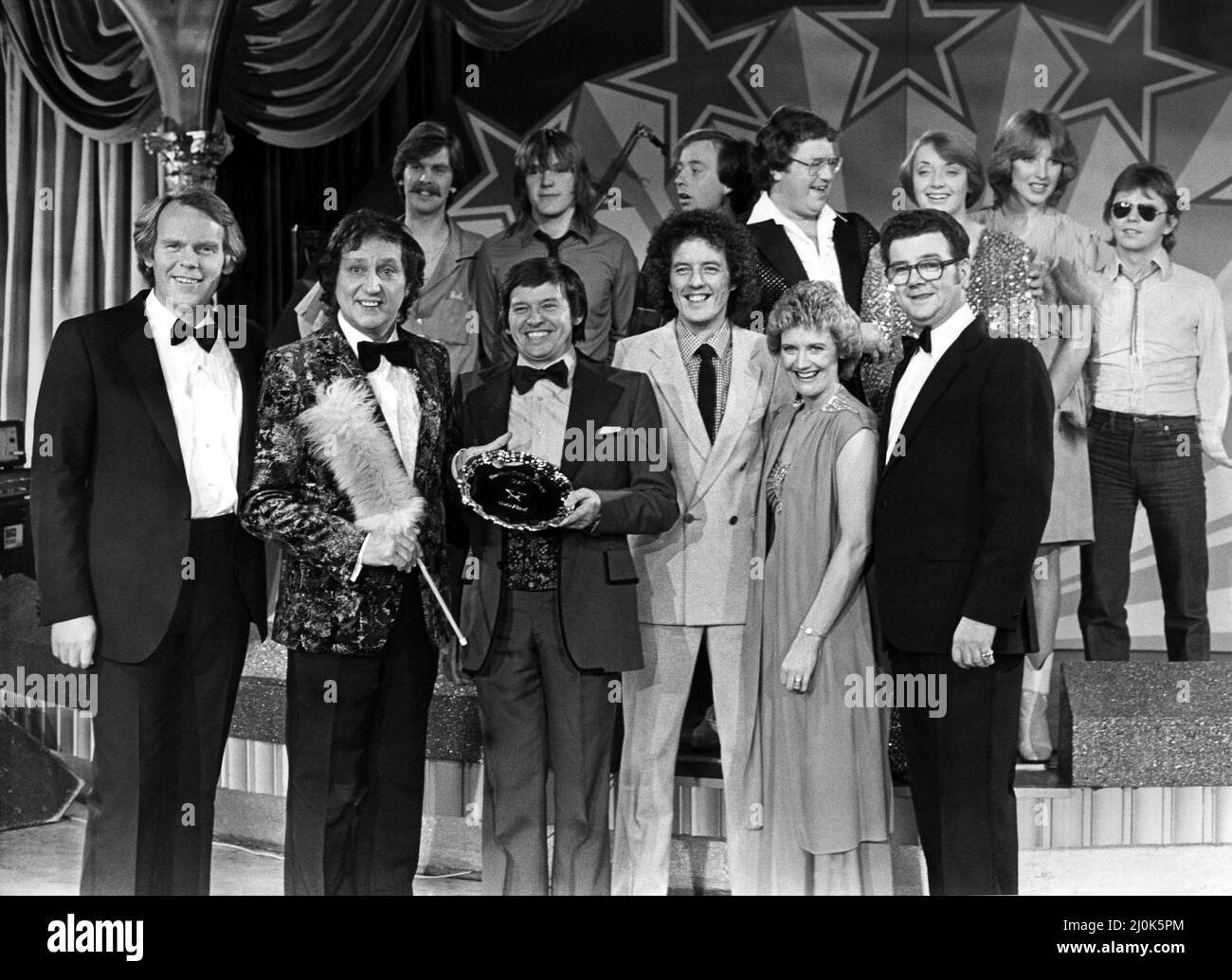 Il comico Ken Dodd alla Tyne Tees Television dopo aver girato una vetrina televisiva spettacolare per sei dei migliori spettacoli del club nella regione il 26th novembre 1980. Guardato dal compere Bill Steel Ken Dodd presenta il suo Blue Star Gala Award a Malcolm J White con da sinistra, Peter Saint, Keran carter e il comico Alan Fox. Dietro ci sono i membri della Chris Cool Band con Eddie Buchanan e Susan Wilson al centro. Foto Stock