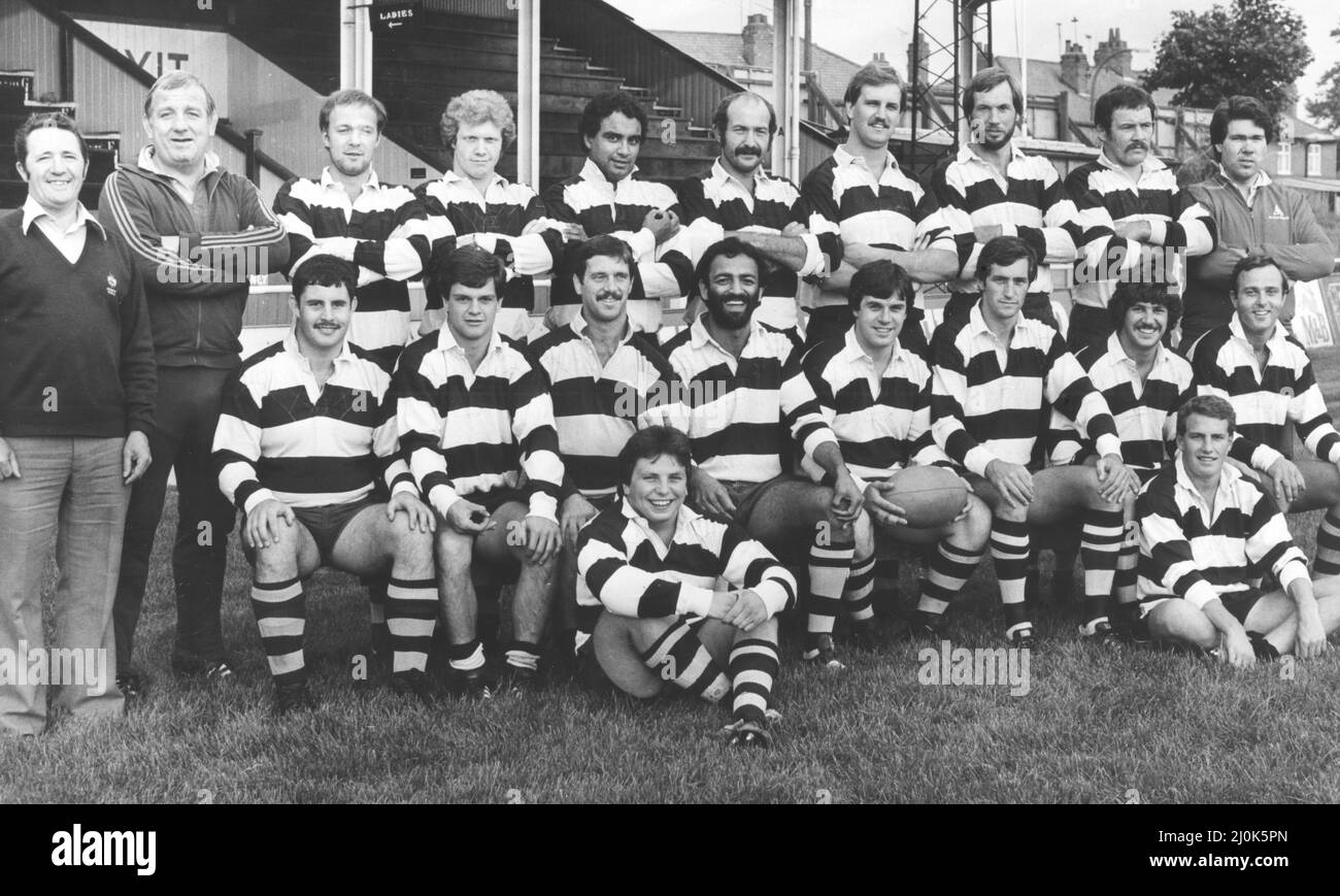 Foto di squadra- Coventry RFC - giocatori e funzionari - Ronda posteriore: L - r: George Cole, Jim Broderick, Chris ison, John Eaton, Bernie Clarke, Thumper Dingley, Tony Gulliver, Rob Fardoe, Graham Robbins, Jim Robinson. Prima fila: Steve Wilkes, Huw Davies, Steve Brain, Mal Malik, Dave Foulks (capt.), Peter Rossborough, Steve Thomas, Simon Maisey. Seduta: Roy Freemantle, Tim Buttimore.4th Settembre 1981 Foto Stock