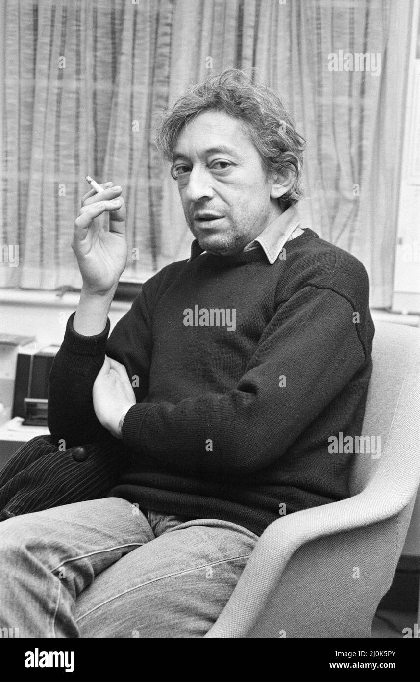 Serge Gainsbourg, nel Regno Unito per lanciare la versione inglese del suo primo romanzo, Yevgenii Sokolov : Una parabola, raffigurata presso gli uffici di Londra dei suoi editori, Virgin Books, venerdì 14th novembre 1980. Foto Stock