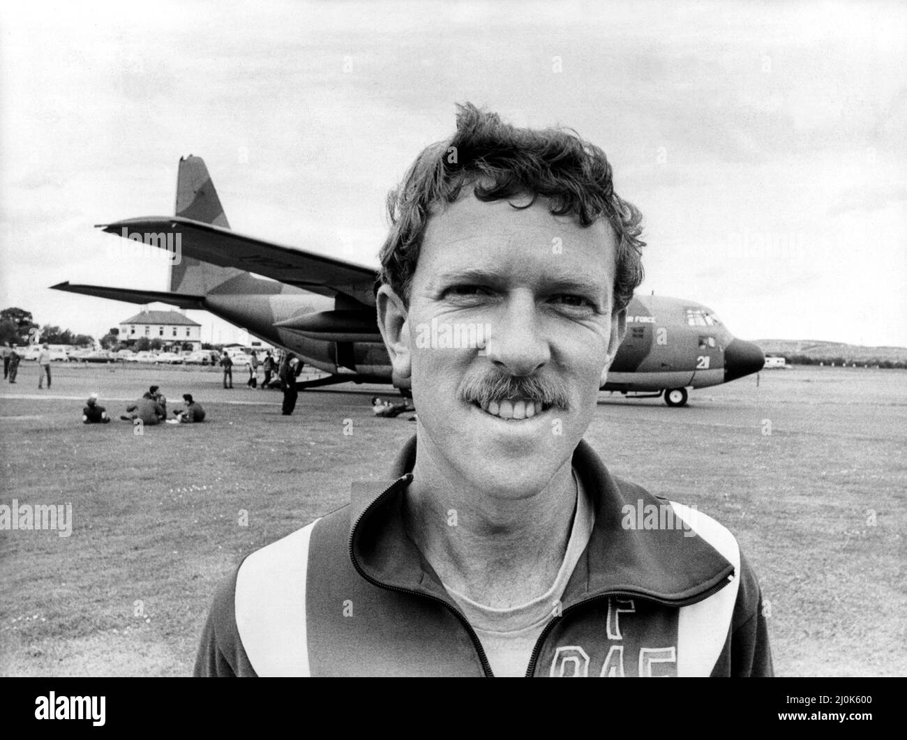 Il team di paracadute freefall Falcons del RAF ha messo in mostra uno spettacolo spettacolare per la folla del 50.000 all'interno e nei dintorni del Sunderland Airport Air Day. Nella foto è nato Tynesdie Sergente Pete Reynolds dei Falcons, in piedi davanti ad un RAF Lockheed Hercules trasporto aereo. 14/06/1981 Foto Stock