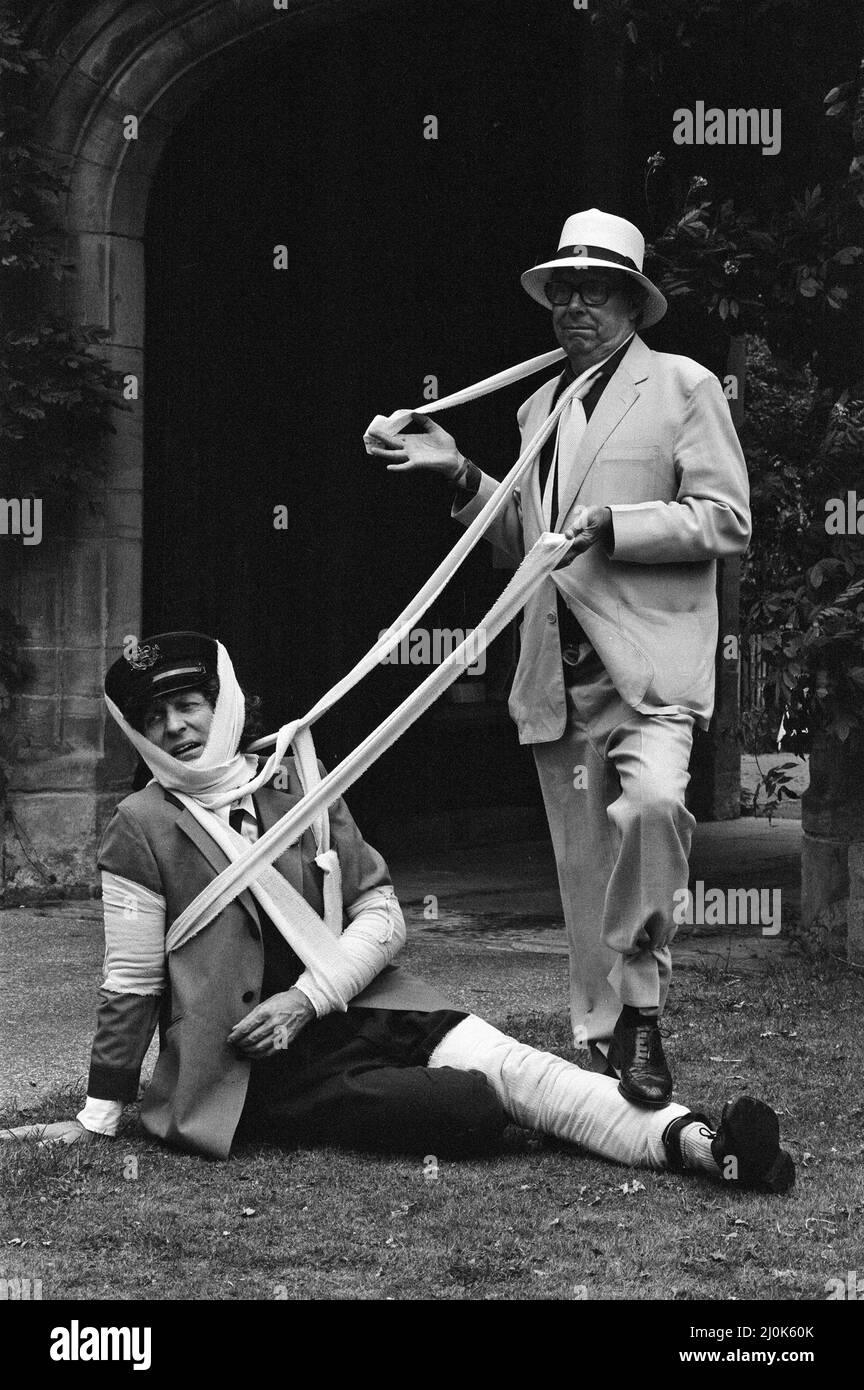 Eric Morecambe e Tom Baker in location al castello di Hever, dove stanno realizzando un film comico. 18th agosto 1982. Foto Stock