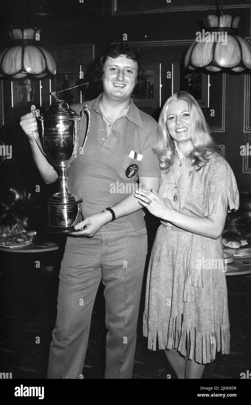 Il giocatore britannico di freccette Eric Bristow celebra la sua vittoria su John Lowe nella finale del Campionato Mondiale delle freccette dell'Ambasciata 1981 al Jollees Cabaret Club di Stoke on Trent. Qui è raffigurato con Maureen Flowers che tiene il trofeo dopo il suo 5-3 set vittoria. 17th gennaio 1981. Foto Stock