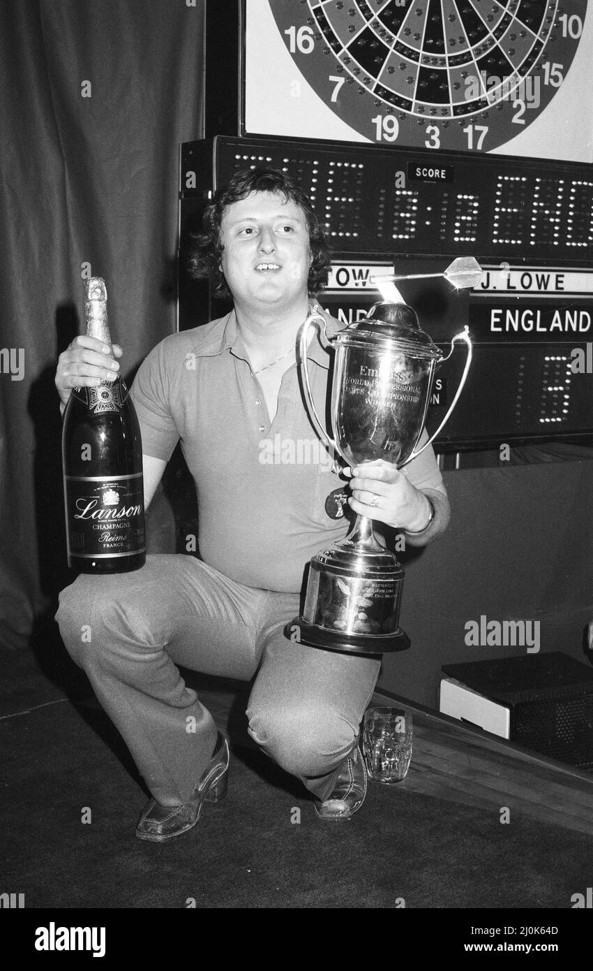 Il giocatore britannico di freccette Eric Bristow celebra la sua vittoria su John Lowe nella finale del Campionato Mondiale delle freccette dell'Ambasciata 1981 al Jollees Cabaret Club di Stoke on Trent. Qui è raffigurato che tiene il trofeo dopo il suo 5-3 fissa la vittoria. 17th gennaio 1981. Foto Stock