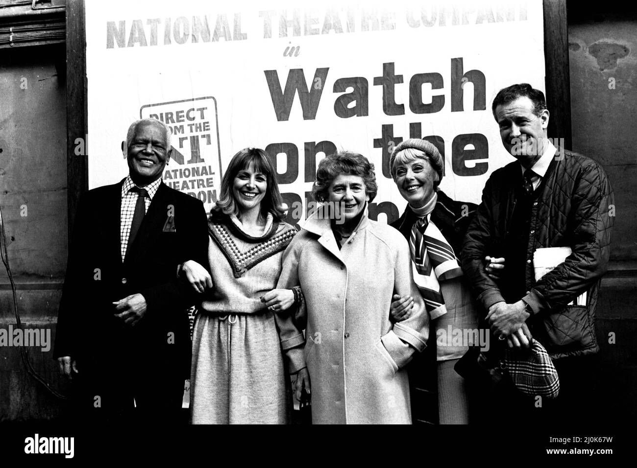 Alcuni dei cast della produzione di Teatura Nazionale di Watch on the Rhine al Theatre Royal, Newcastle il 22nd ottobre 1980. Da sinistra a destra, Frank Singuineau, Deborah Grant, Dame Peggy Ashcroft, Pauline Jameson e John Quayle Foto Stock