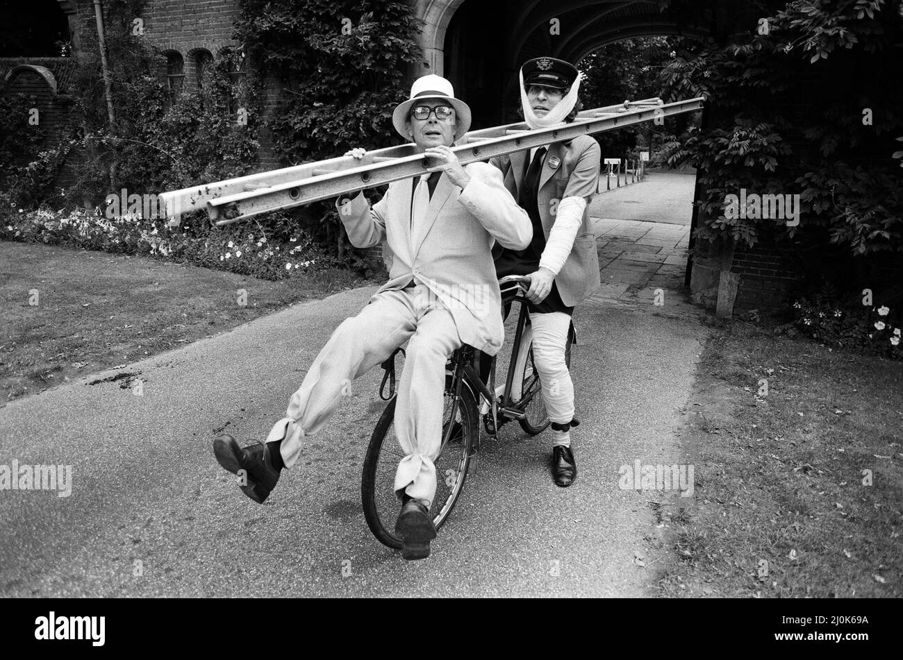 Eric Morecambe e Tom Baker in location al castello di Hever, dove stanno realizzando un film comico. 18th agosto 1982. Foto Stock