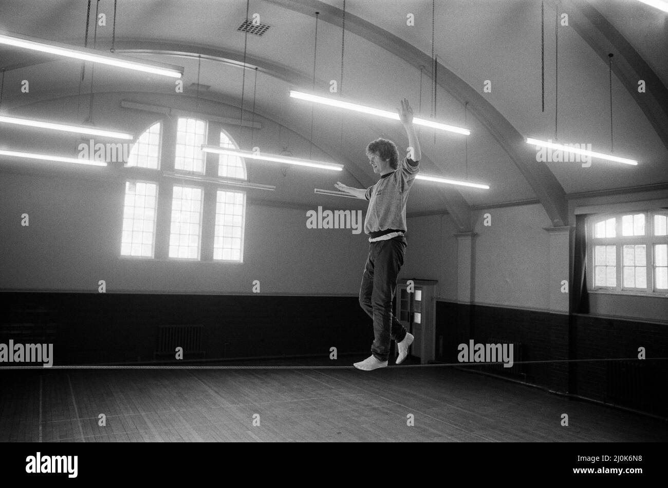 L'attore Michael Crawford lavora sul filo alto. 8th aprile 1981. Foto Stock