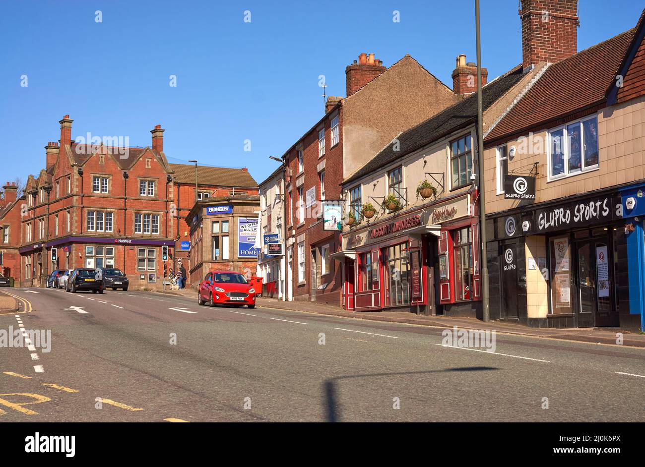 Strada principale e negozi a Alfreton, Derbyshire, Regno Unito Foto Stock